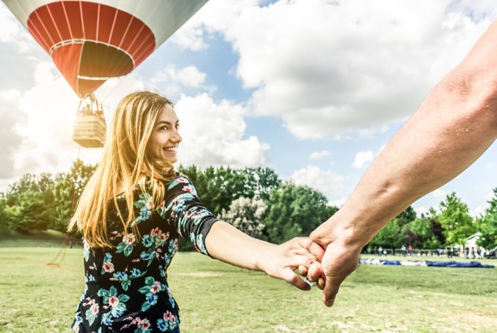 Picture of couple running to hot air balloon
